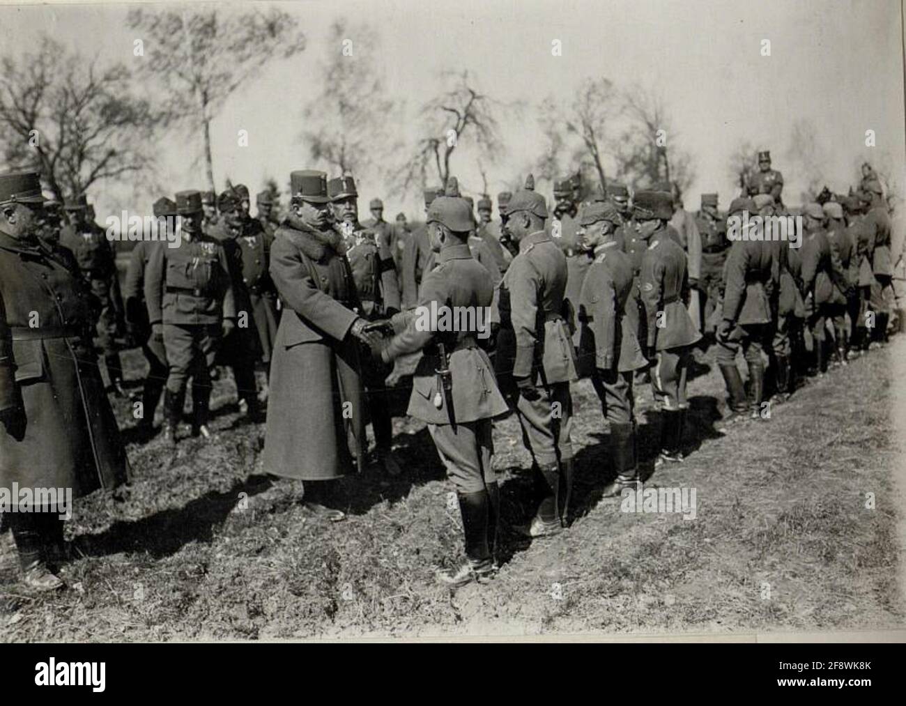 Kaiser Karl I. besucht die 3. Armee im Raum Majdan in der Westukraine. Stockfoto