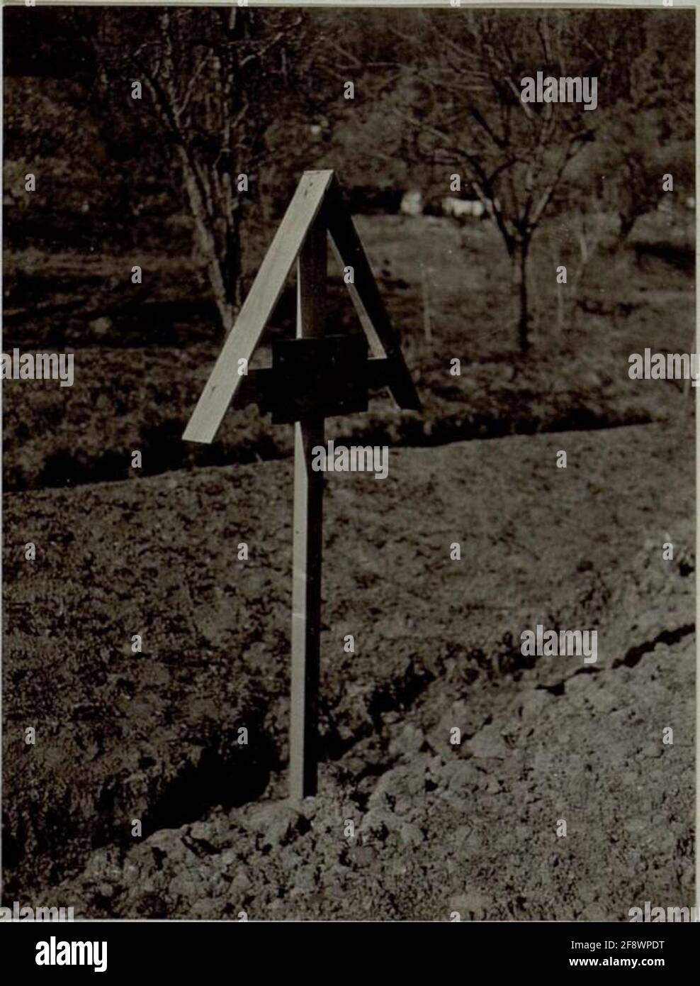 Ein Kreuz, repräsentativ für 26 gefallene Soldaten auf dem Soldatenfriedhof in Piuma (Pevma). Stockfoto