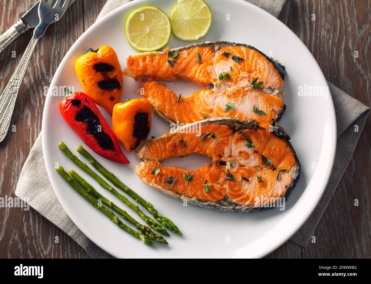 Lachsfilet mit gemischtem Gemüse auf einem Teller. Stockfoto