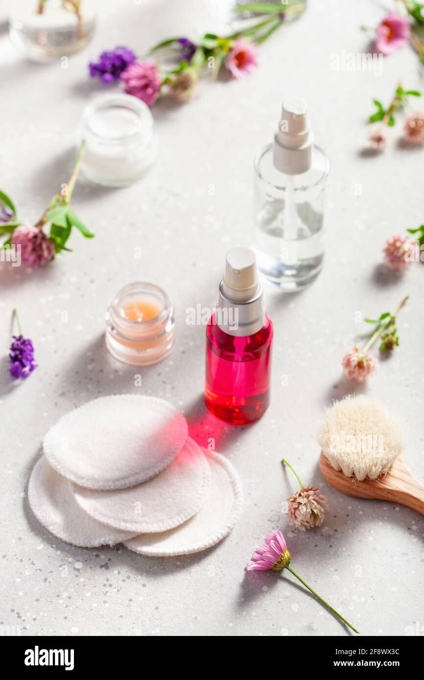 Zero Waste umweltfreundliche Bad und Körperpflege-Produkte und Wildblumen. Naturkosmetik für Home Spa-Behandlung Stockfoto Zero Waste umweltfreundliche Bad und Körperpflege-Produkte und Wildblumen. Naturkosmetik für Home Spa-Behandlung Stockfoto