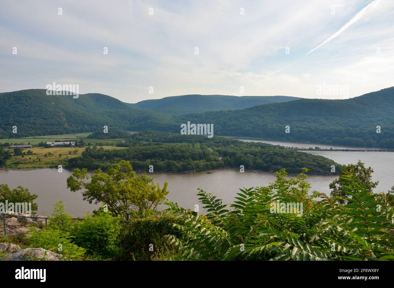 Blick auf die Natur rund um den Hudson River mit Bergen Und Wälder bei sonnigem Wetter Stockfoto