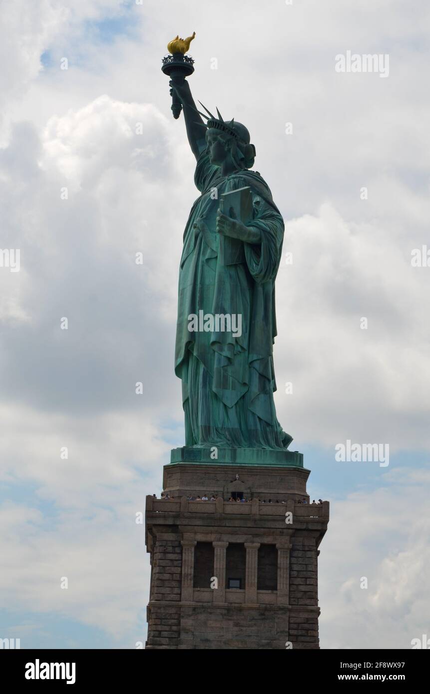 Die Freiheitsstatue auf Liberty Island bei wolkiger Sonne Himmel Stockfoto