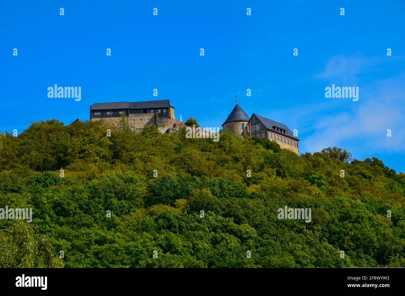 Blick auf die Festung Waldeck auf einem Berg am Edersee mit blauem Himmel im Hintergrund Stockfoto
