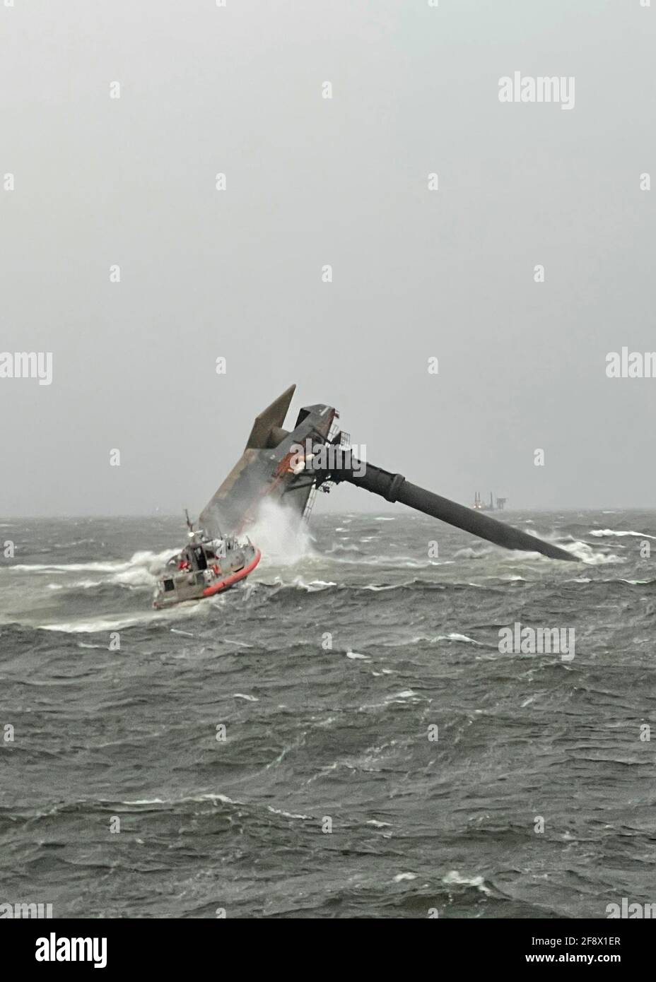 Ein 45-Fuß-Boot mit mittlerer Reaktion kämpft gegen Wellen, während es auf das kenterte Seacor Power, 175-Fuß-kommerzielles Aufzugsboot im Golf von Mexiko auffährt, das am 13. April 2021, 8 Meilen südlich von Grand Isle, Louisiana, kenterte. Die Küstenwache rettete sechs Menschen aus dem Öldienstschiff und 12 werden noch vermisst. Quelle: Planetpix/Alamy Live News Stockfoto