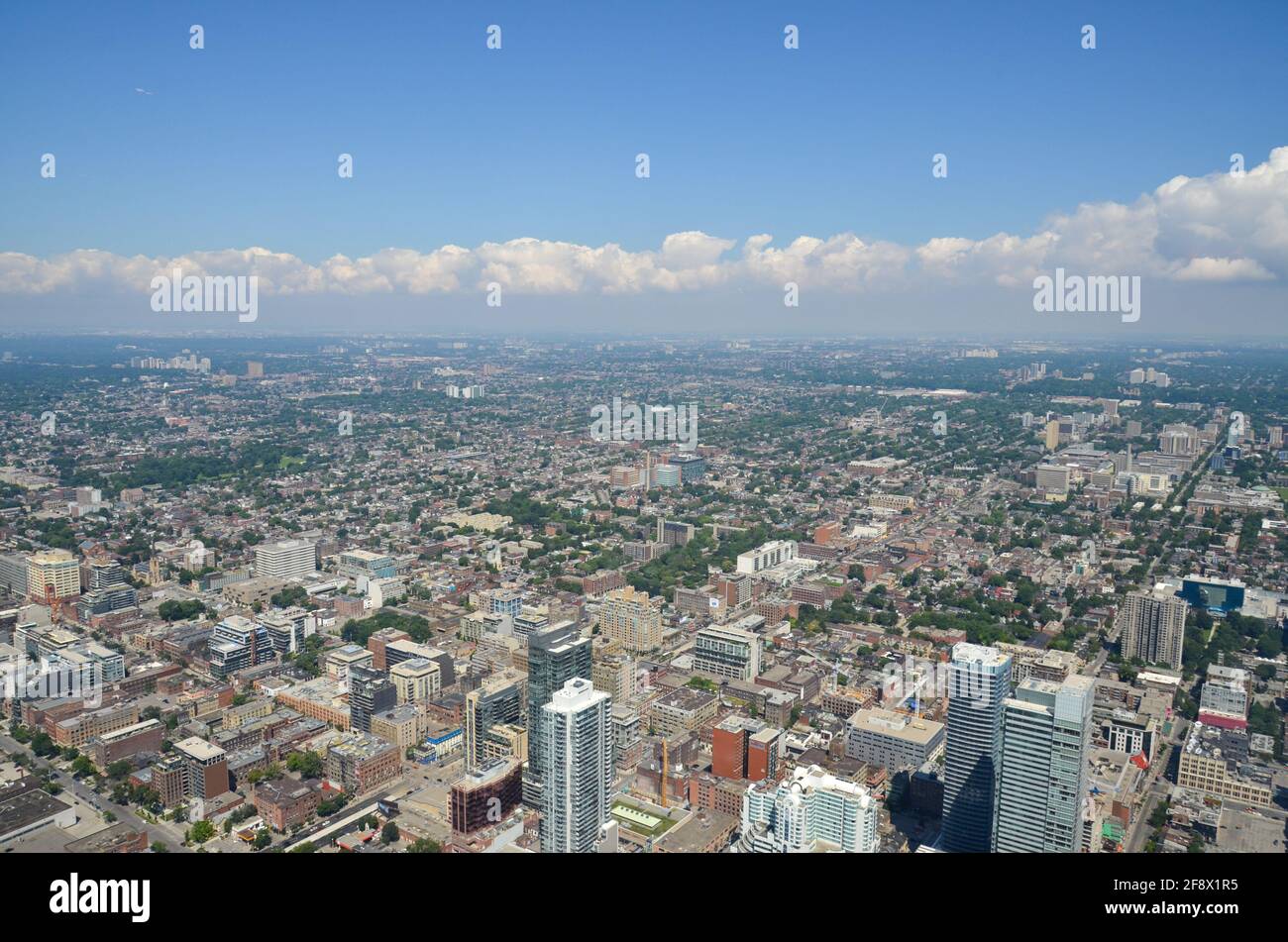 Blick über die Stadt Toronto mit vielen Wolkenkratzern Sonniges Wetter Stockfoto