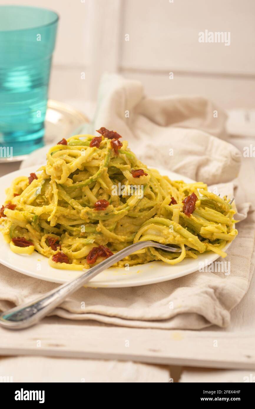 Rohe Carbonara-Pasta mit trockenen Tomaten Stockfoto