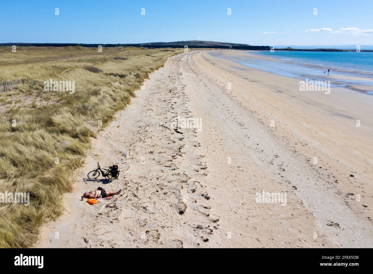 Fife, Schottland. 15 2021. April: Am Tag vor Aufhebung der Reisebeschränkungen in Schottland macht ein einbunter Sonnenanbeter das Beste aus der ruhigen Sperrzeit und sonnt sich am Dumbarnie Links Beach, Fife, Schottland. Quelle: Ian Rutherford/Alamy Live News Stockfoto