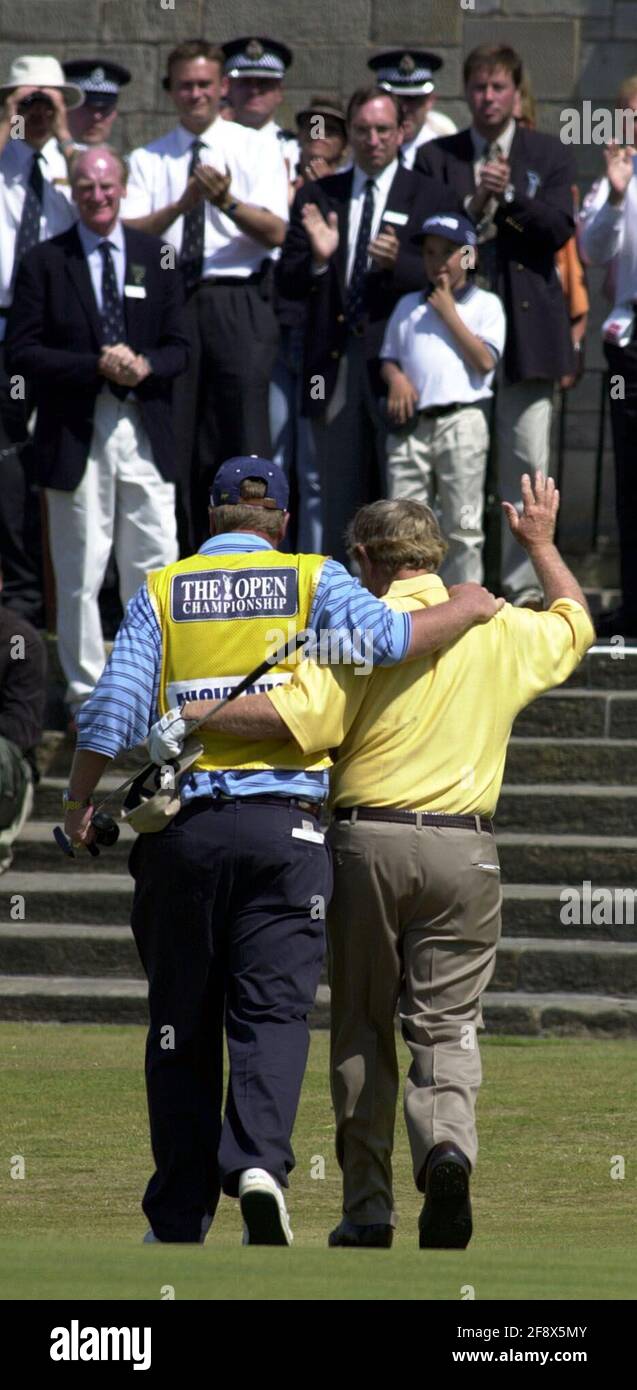 JACK NICKLAUS UND SOHN NACH SEINEM LETZTEN PUTT AUF DEM 18. LOCH BEI ST ANDREWS. DIES WAR DAS LETZTE MAL, DASS NICLAUS AN DER MEISTERSCHAFT TEILNEHMEN WÜRDE. Stockfoto