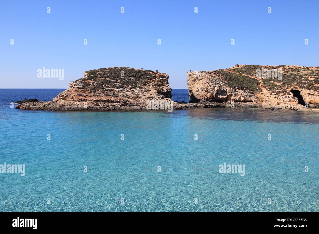 Der Blick auf die Bucht der Blauen Lagune mit kristallklarem Wasser, das vom lokalen Strand aufgenommen wurde. Conimo, Malta. Stockfoto