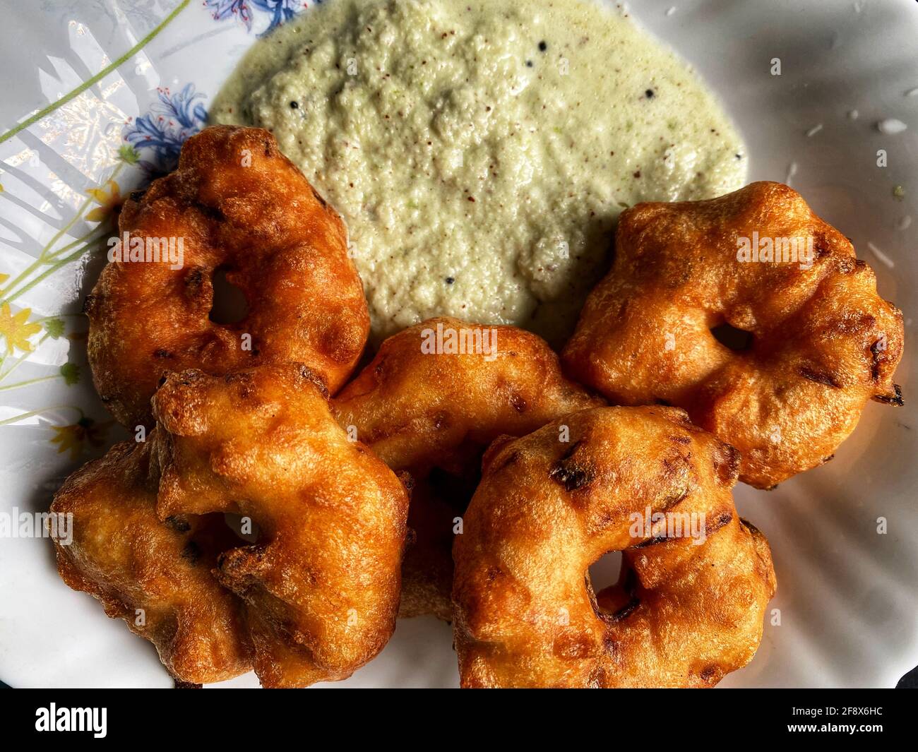 Teller mit Vada - ein südindischer Snack mit weißem Kokosnuss-Chutney. Gesundes vegetarisches Essen. Stockfoto Teller mit Vada - ein südindischer Snack mit weißem Kokosnuss-Chutney. Gesundes vegetarisches Essen. Stockfoto