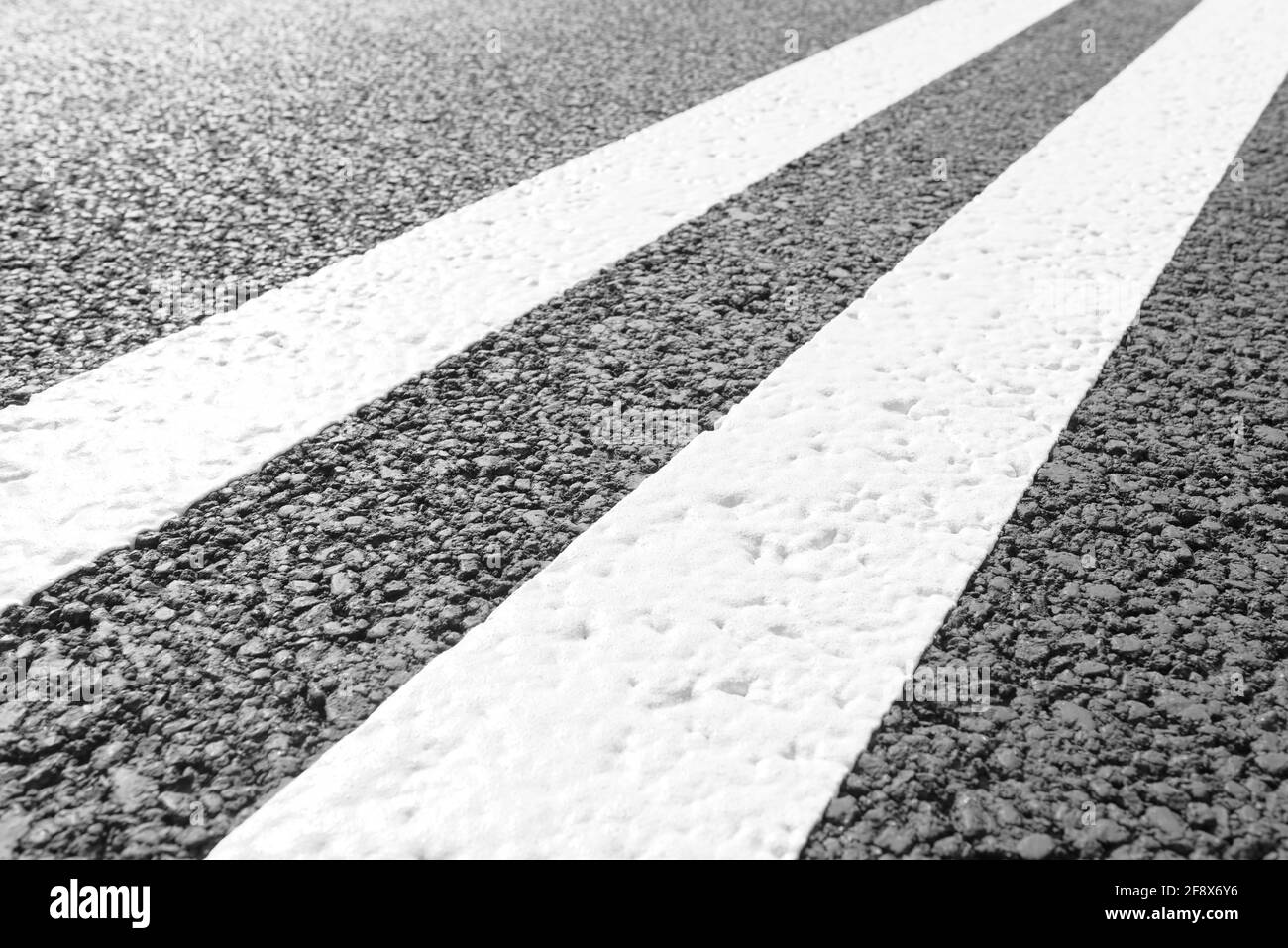 Asphaltierte Straße mit Markierung Linien weiße Streifen. Stockfoto