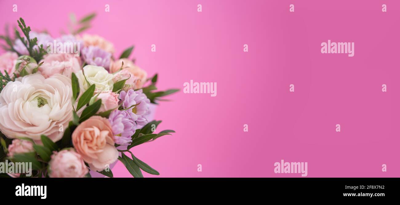 Schöner Blumenstrauß gemischt verschiedene Blumen in der Hand auf rosa Hintergrund Banner mit Copy Space, Gruß, Geschenk Stockfoto