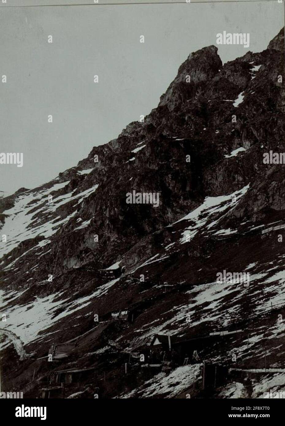 Der Feldwächter Nummer 4 am südwestlichen Hang des Rizoni ist mit dem Haus Cigolada durch eine Schwebebahn verbunden. . Stockfoto