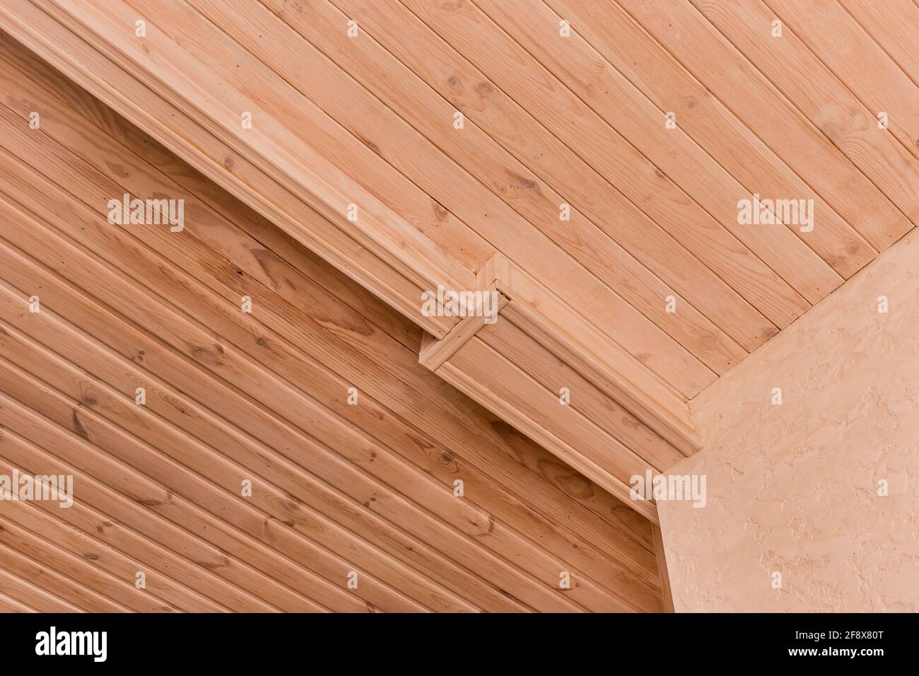 Moderne Einrichtung mit hellem Holz-Deckenstruktur Hintergrund. Stockfoto