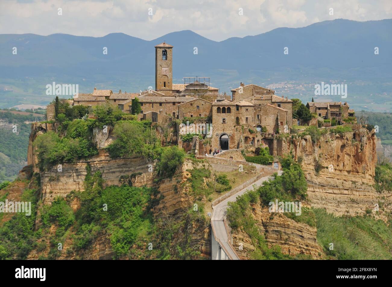 Civita di Bagnoregio, ein malerisches Dorf auf einem Hügel in Italien, ist ein beliebtes Ausflugsziel von Rom aus Stockfoto