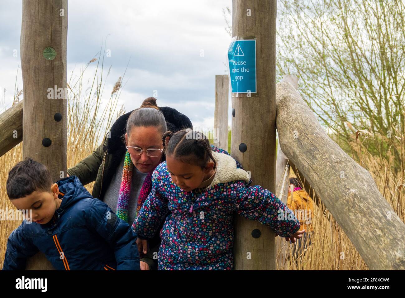 Eine Familie, die das WWT London Wetland Centre besucht und das Wildgeflügel-Feuchtgebiet Trust Nature Reserve genießt. Stockfoto