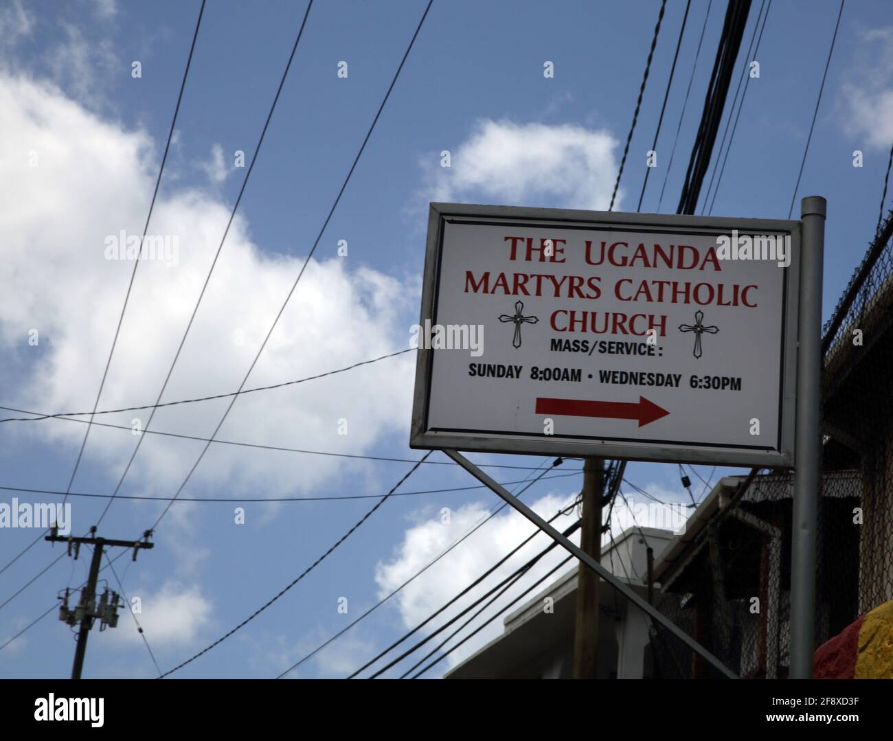 Happy Hill Grenada Zeichen für Uganda Märtyrer katholische Kirche und Stromkabel über Kopf Stockfoto
