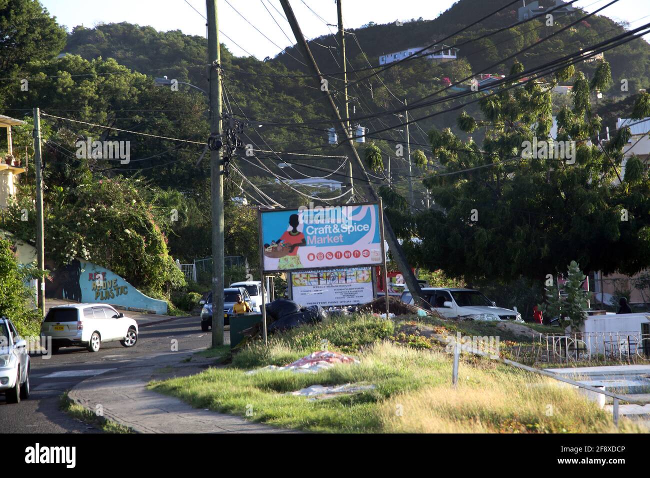 Grenada Road St. George's Billboard Advertising Craft and Spice Market Und Anti-Plastic-Schild Stockfoto