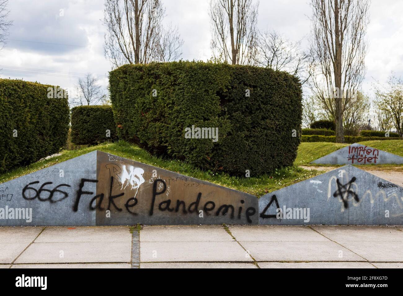 Oberhausen, Deutschland. April 15 2021: . Gefälschte Pandemie, Graffiti von Coronavirus-Leugnern, OLGA-Park in Oberhausen-Osterfeld. Foto: 51North/Alamy Live News Stockfoto
