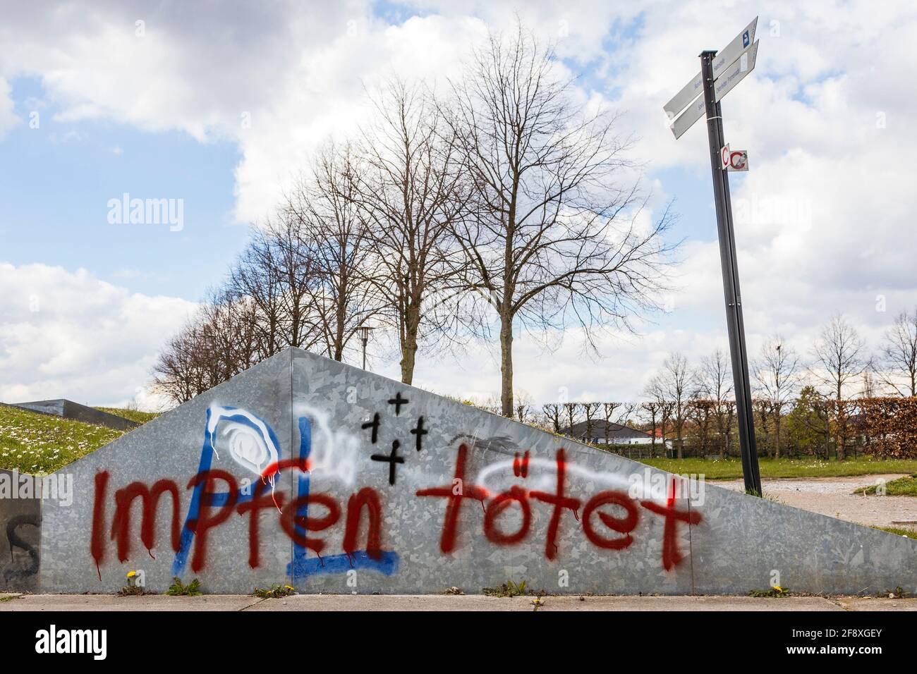 Oberhausen, Deutschland. April 15 2021: . Impulse tötet, deutsch für 'Impftötungen', Graffiti von Coronavirus-Leugnern, OLGA-Park in Oberhausen-Osterfeld. Foto: 51North/Alamy Live News Stockfoto