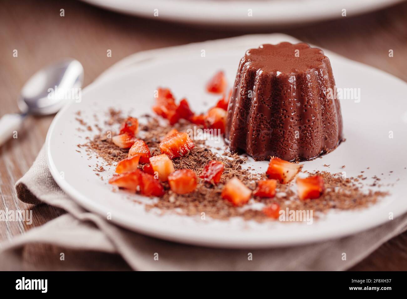 Schokoladenpudding mit frischen Erdbeeren auf einem Teller. Stockfoto
