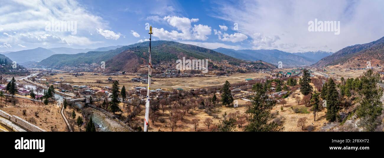 Blick auf Fluss, Stadt und Berg, Paro Chhu River, Paro, Bhutan Stockfoto