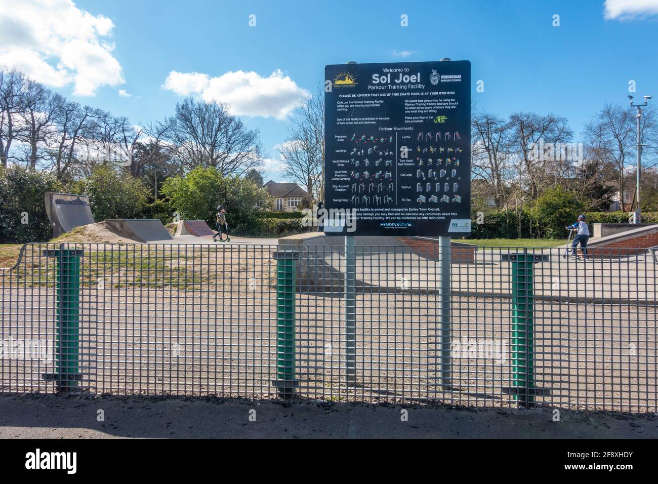 Ein Schild beschreibt einige der Bewegungen, die in der Parkour-Trainingsanlage im Sol Joel Park in Reading, Großbritannien, praktiziert werden können. Darüber hinaus ist ein Skatepark. Stockfoto