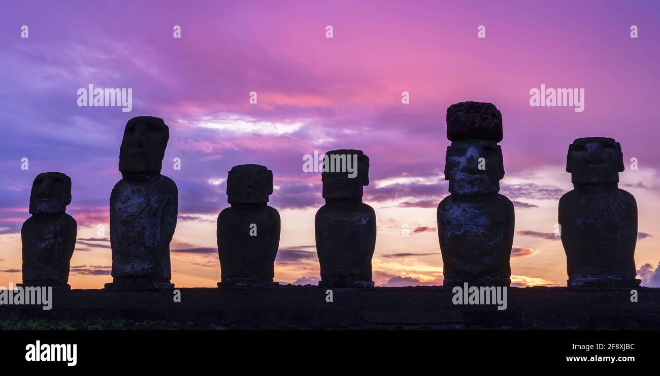 Moai im Morgengrauen, Tongariki, Osterinsel, Chile Stockfoto