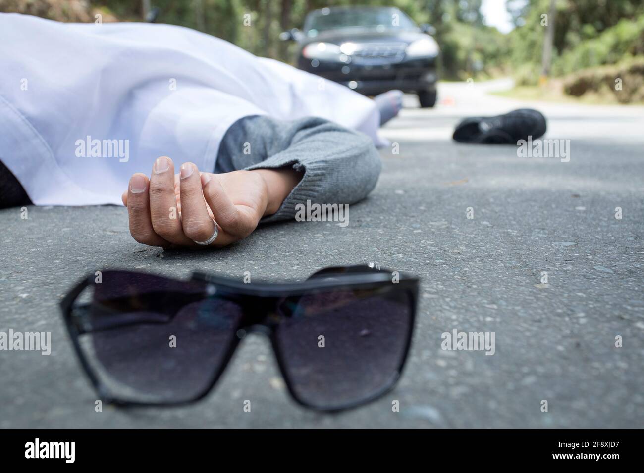 Mann tot und mit weißem Laken vom Autounfall bedeckt Stockfoto