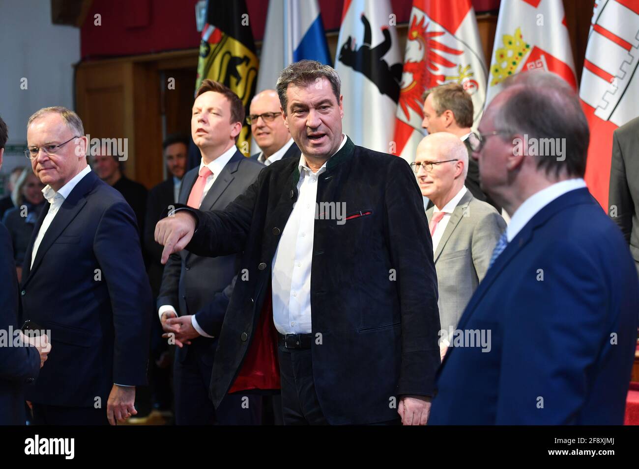 Kampf um Kanzlerkandidat der erste CDU-Premierminister steht hinter Soeder. Archivfoto: Markus SOEDER (Ministerpräsident Bayern und CSU-Vorsitzender) Geste, gibt vor dem Gruppenfoto Anweisungen - links: Stephan WEIL (MP Niedersachsen), Tobias HANS (MP Saarland), rechts: reiner HASELOFF (MP Sachsen Anhalt). Ministerpräsident Dr. Soeder lädt Sie zur jährlichen Konferenz der Regierungschefs am 24. Und 25. Oktober 2019 auf Schloss Elmau ein. Stockfoto