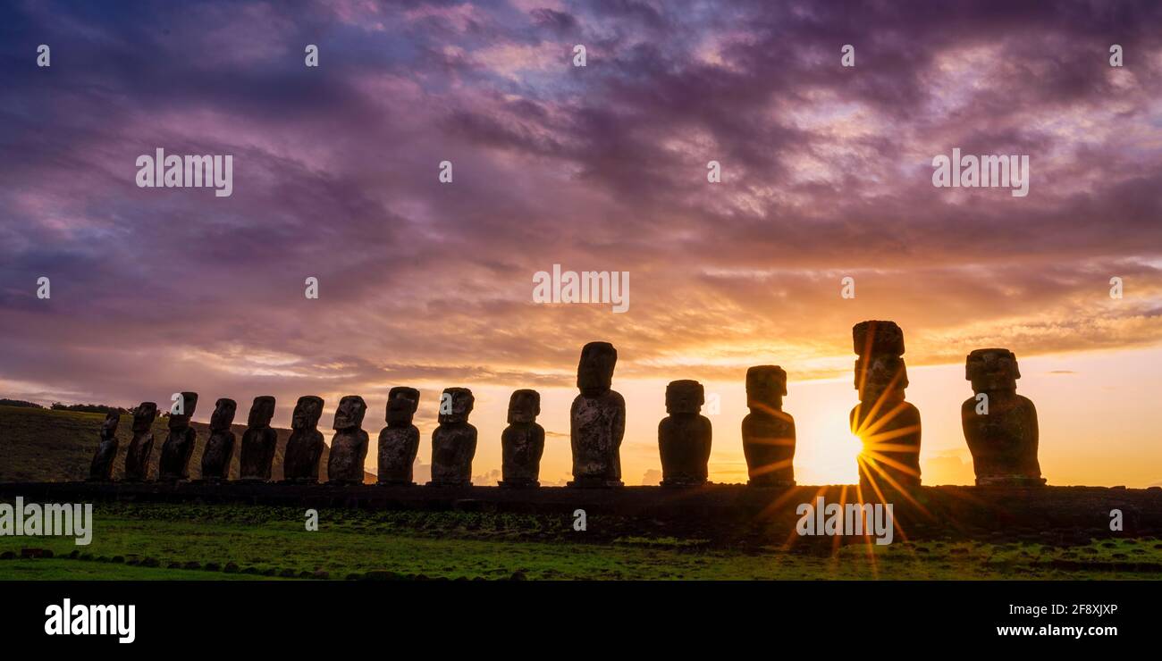 Standing Moai bei Sonnenaufgang, Tongariki, Osterinsel, Chile Stockfoto