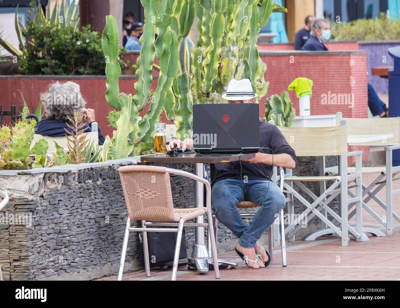 Las Palmas, Gran Canaria, Kanarische Inseln, Spanien. April 2021. Sehr wenige Touristen am Stadtstrand in Las Palmas auf Gran Canaria. Die Kanarischen Inseln und der Rest Spaniens werden hoffen, auf der grünen Liste zu stehen, wenn die britische Regierung (im Mai) das Ampelsystem für die Wiederaufnahme des Auslandsverkehrs ankündigt. Quelle: Alan Dawson/Alamy Live News. Stockfoto