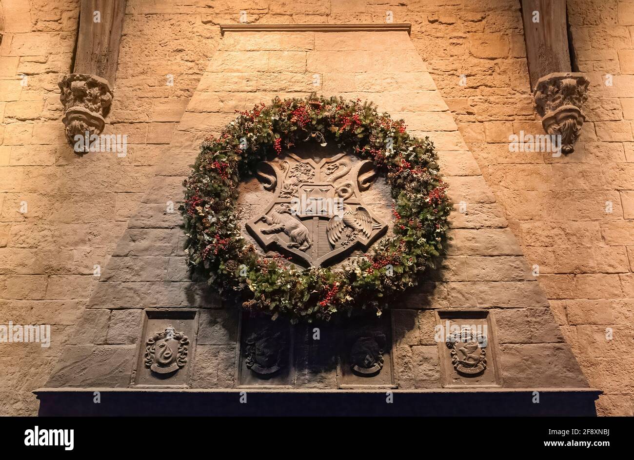 Das Wappen der Hogwarts-Schule in der Großen Halle zu Weihnachten. The Making of Harry Potter Studio Tour, Leavesden, London, England, Großbritannien. Stockfoto
