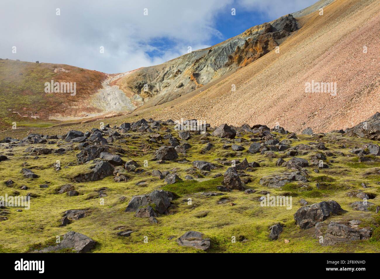 Lavafeld und schwefelfarbene Rhyolith-Berge am Brennisteinsalda-Vulkan in der Nähe von Landmannalaugar, Fjallabak Nature Reserve, Sudurland, Island Stockfoto