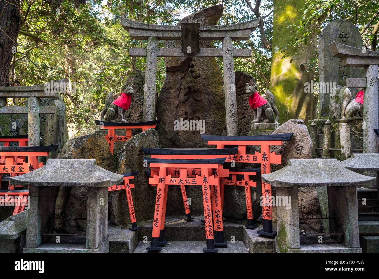 Stone torii Tor, japanische Religion Shinto Shrine oder Jinja, für Gebete und Beten. Japanischer Text lautet: 'Inari Shrine' Stockfoto