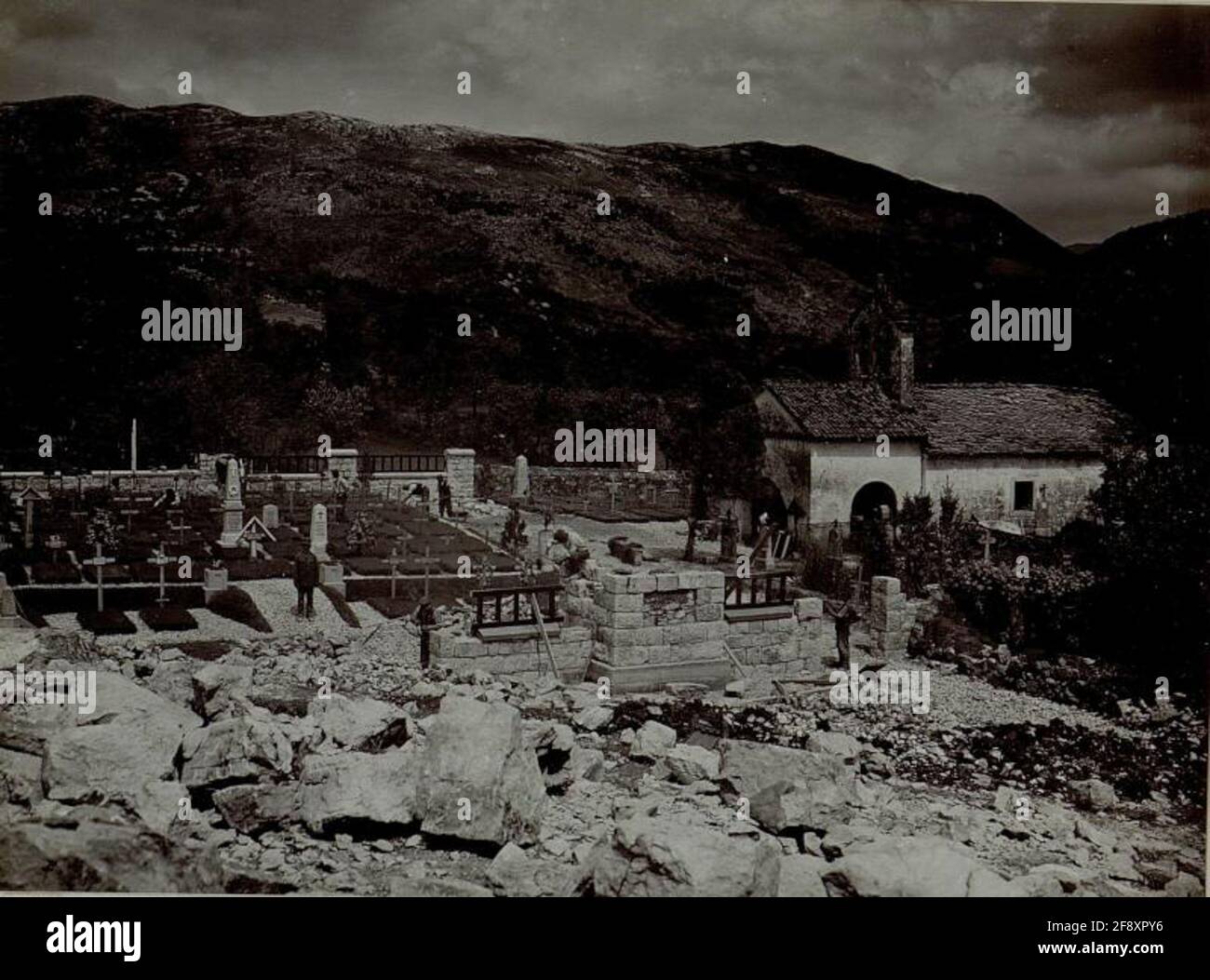 Soldatenfriedhof in Britof während des Baus. Stockfoto