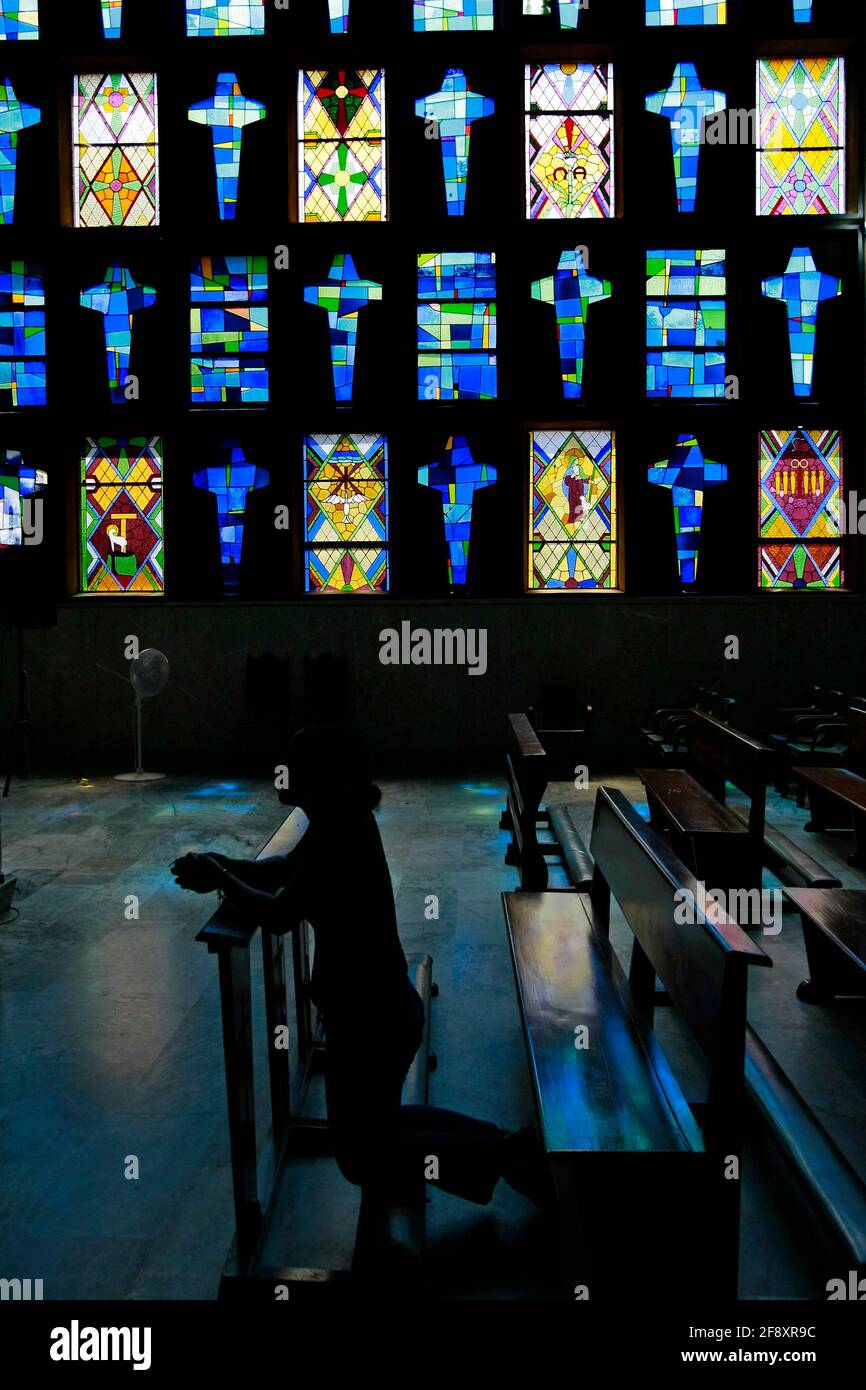 Barranquilla-Atlantico-Colombia.14.08.2013. Buntglasfenster mit religiösen Motiven sind in der Kathedrale von Barranquilla zu sehen. Foto: Jose Bula Stockfoto