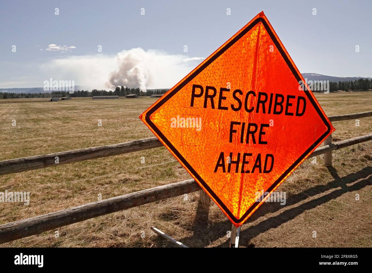 Ein massiver kontrollierter oder vorgeschriebener Brand (verboten) im Deschutes National Forest in der Nähe der Stadt Sisters, Oregon, verbrennt Unterholz und andere f Stockfoto