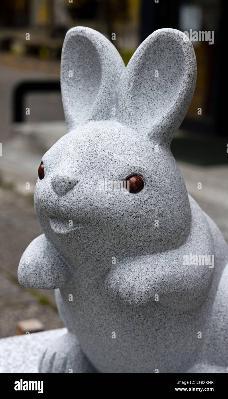 Nahaufnahme der grauen Hasenstatue aus Stein, Okazaki-Jinja Shinto-Schrein, Kyoto, Japan Stockfoto