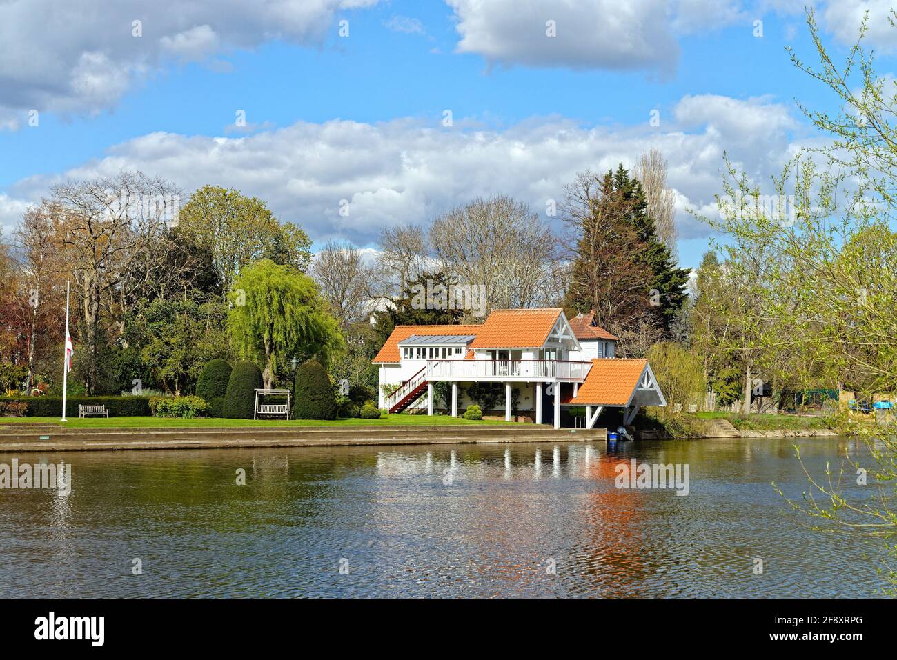 Lower Sunbury von der Walton-Seite des Flusses aus gesehen Thames an einem sonnigen Frühlingstag Surrey England Großbritannien Stockfoto