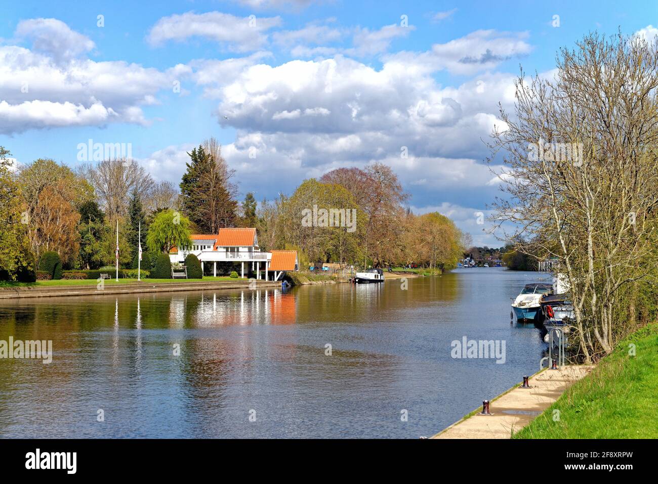 Lower Sunbury von der Walton-Seite des Flusses aus gesehen Thames an einem sonnigen Frühlingstag Surrey England Großbritannien Stockfoto