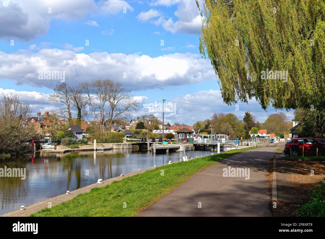 Die Annäherung an Sunbury Lock und den Thames Footpath auf Ein sonniger Frühlingstag Walton auf der Themse Surrey England Stockfoto