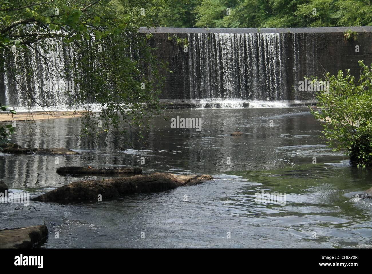 Künstlich anbauter Damm und Wasserfall in Virginia, USA Stockfoto