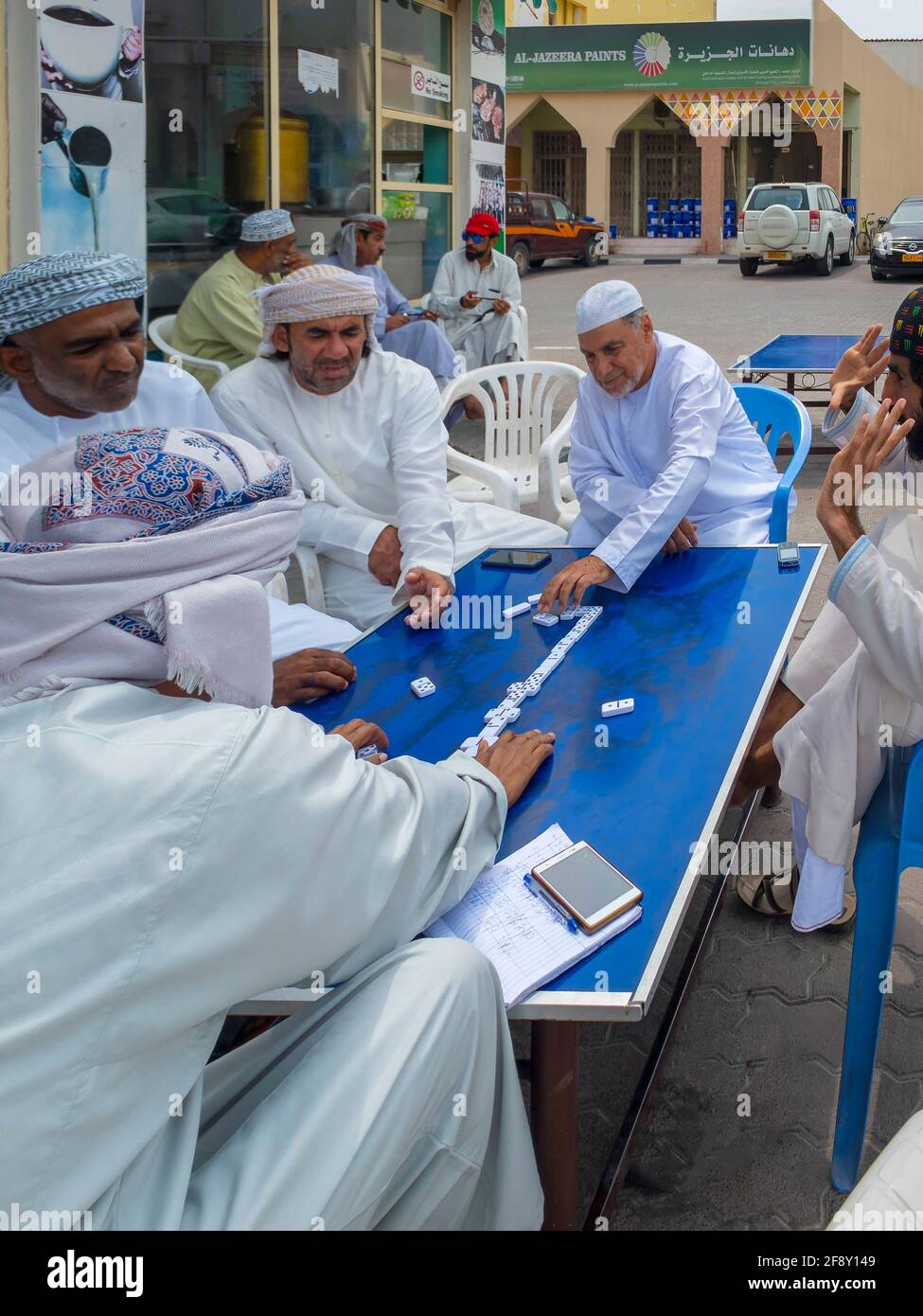 Stammtisch, Backgammon Spielen, Männer Aus Khasab Mit Nationalkostümen, Khasab, Musandam, Oman Stockfoto