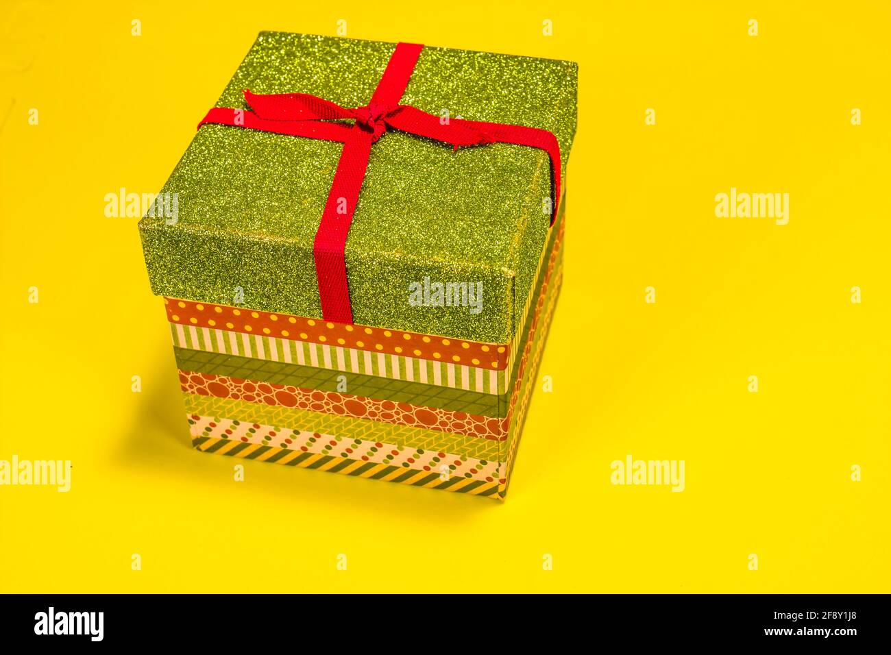 Weihnachts-Geschenkschachtel Auf Gelbem Hintergrund Stockfoto