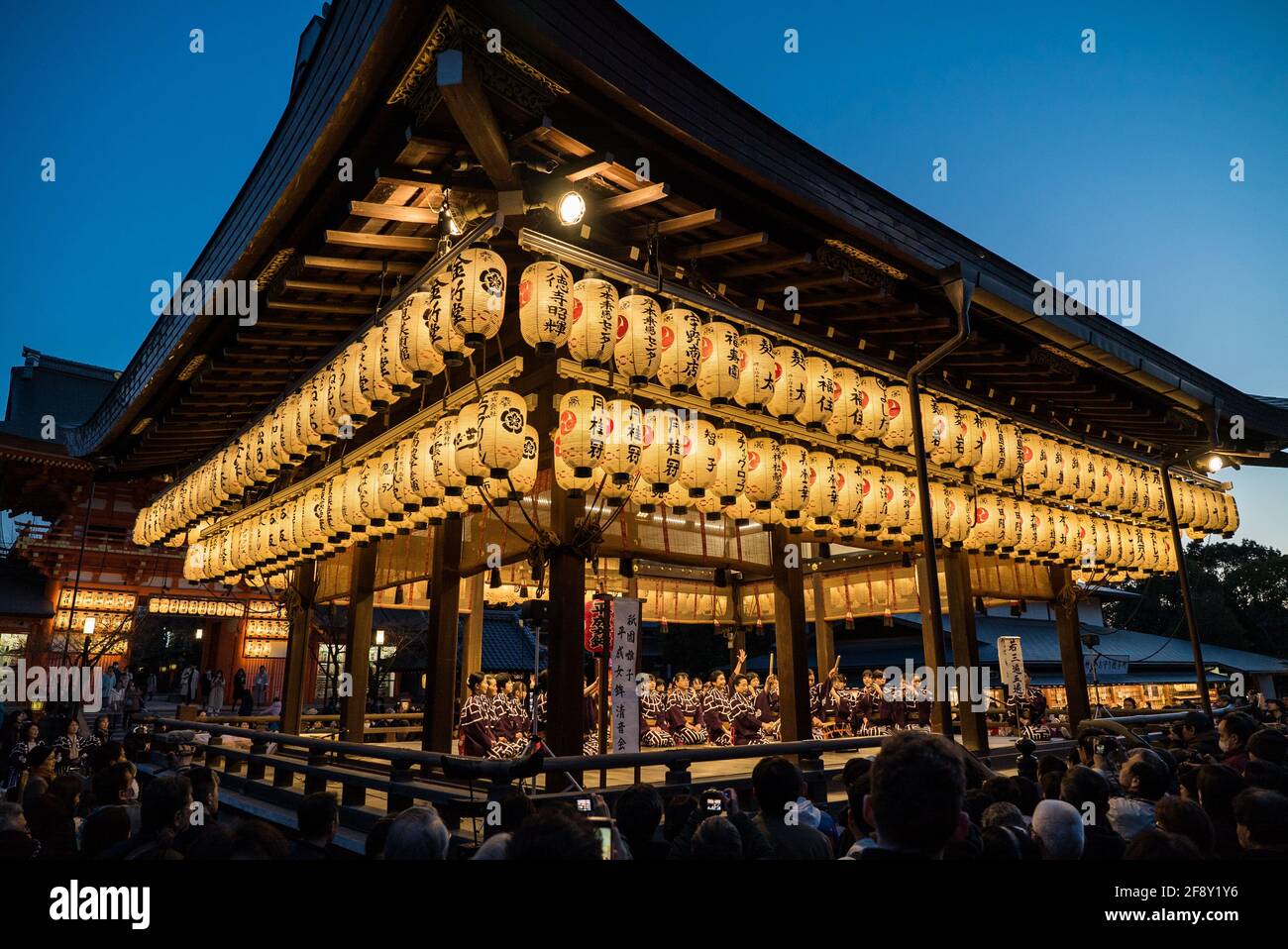 Yasaka-Schrein, Higashiyama Matisuri-Festival mit singender Tanzveranstaltung in der Nacht mit hellen Chochin-Laternen. Kyoto, Japan Stockfoto