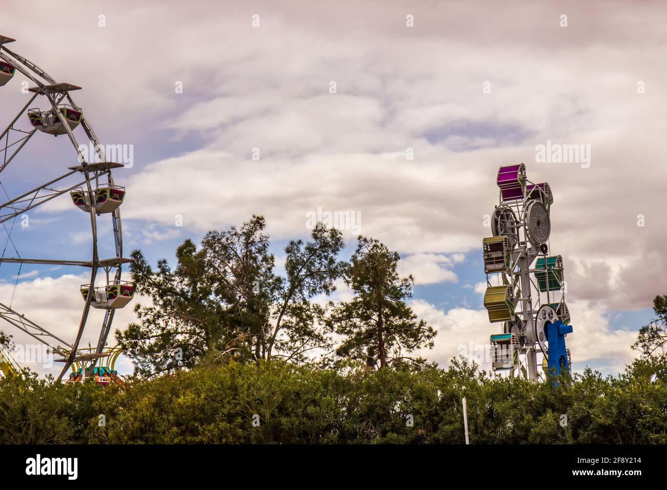 Vergnügungspark Fährt Hinter Reifen Büschen Stockfoto