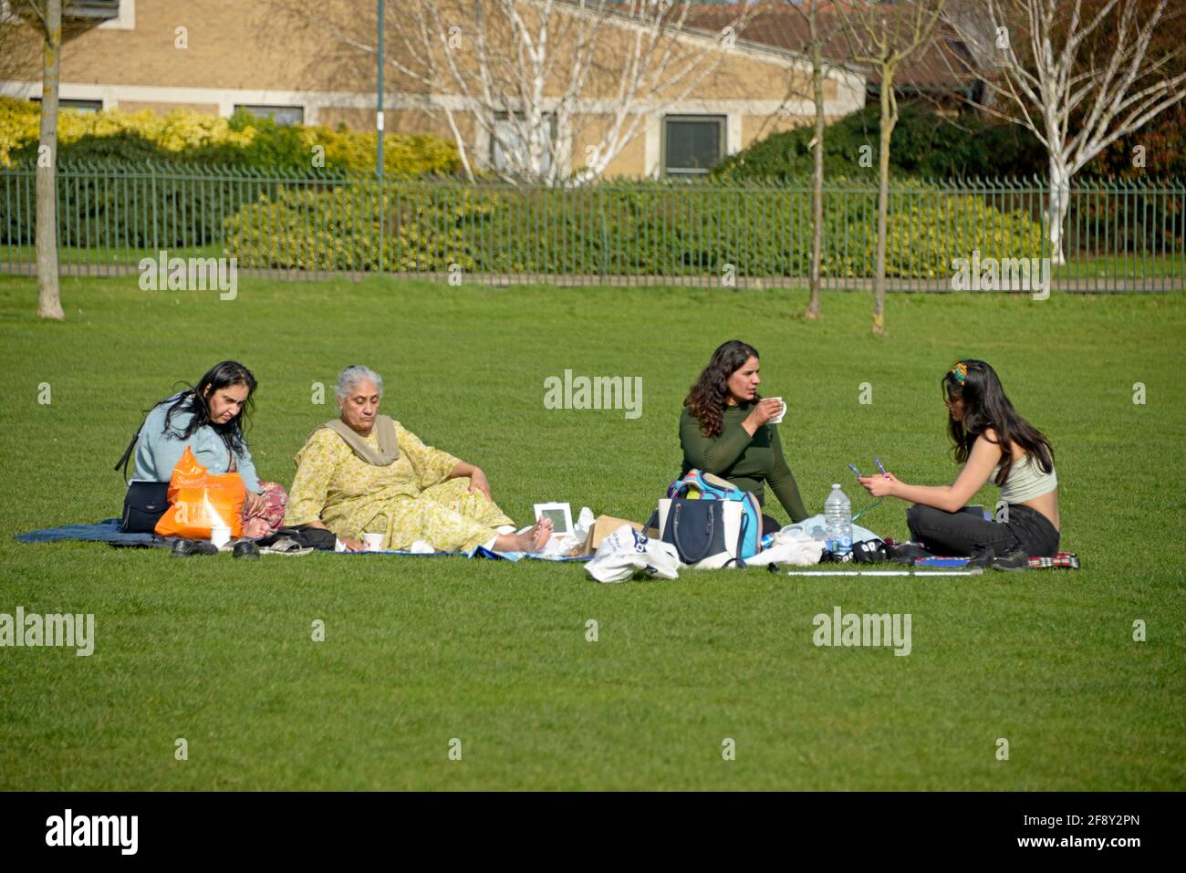 Asiatische Frauen, Picknicken im Park, in Nottingham Stockfoto