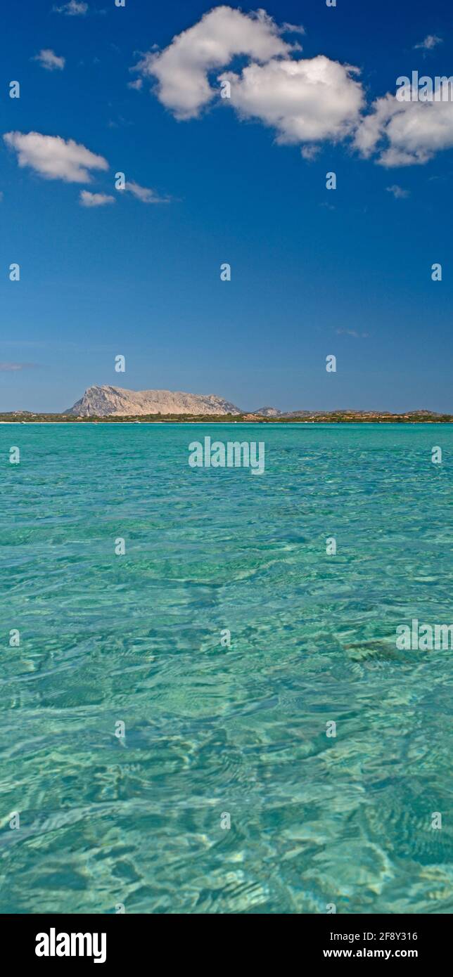 Spiaggia La Cinta mit der Insel Tavolara im Hintergrund, Positano, Italien Stockfoto