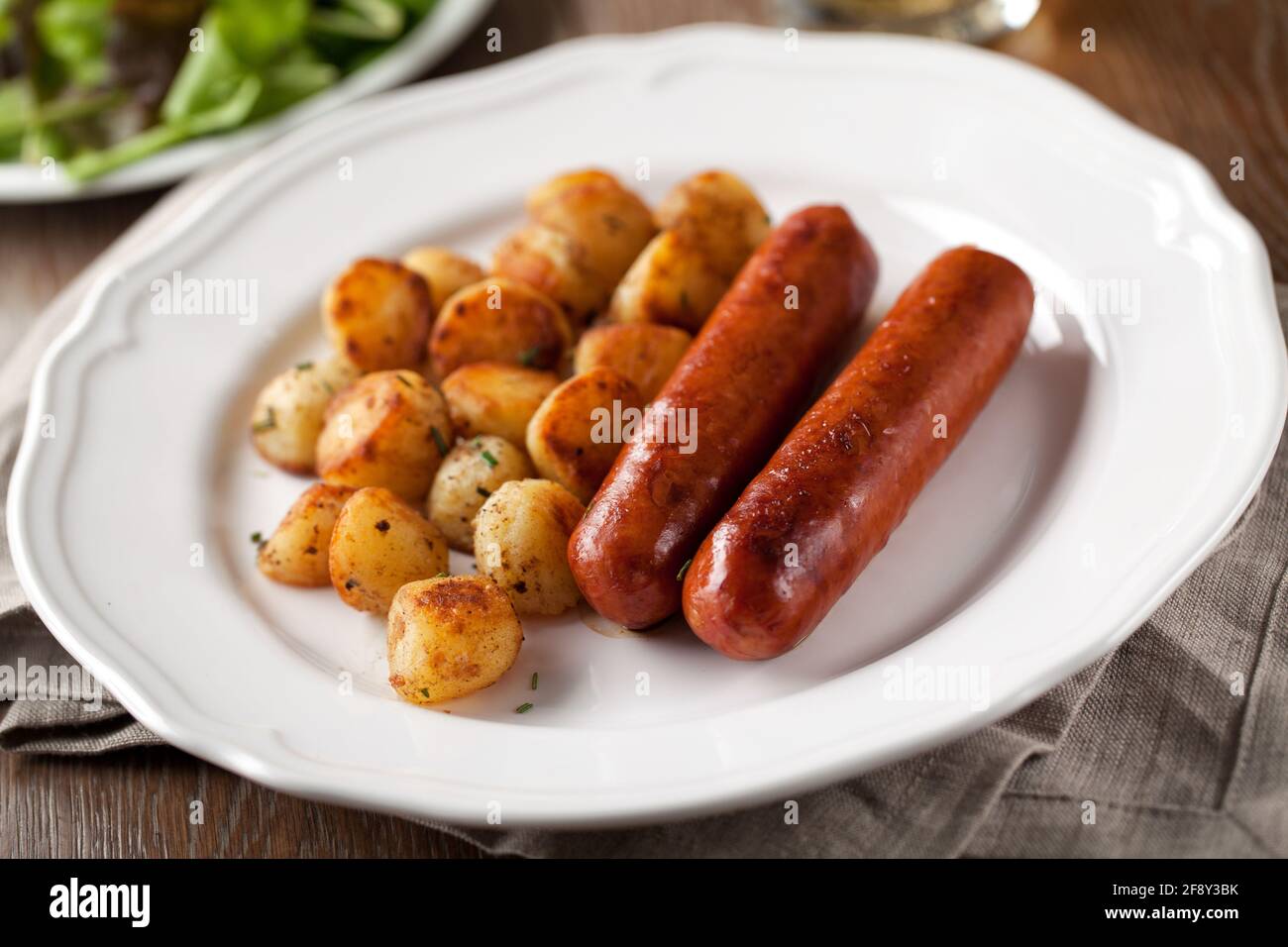 Würstchen und Kartoffeln auf einem Teller. Hochwertige Fotos. Stockfoto